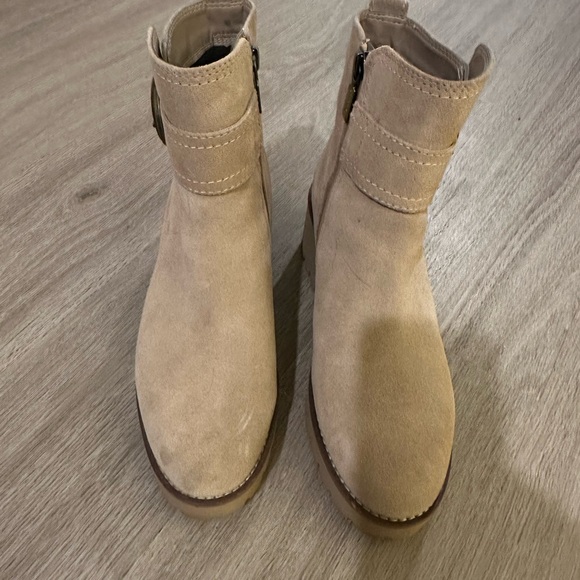 Blondo Waterproof Boots with Buckle Detail size 7 - Picture 2 of 7